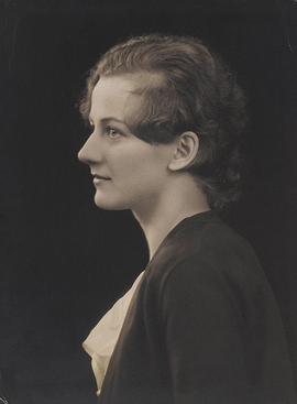 A side-profile studio portrait of Beatrice Warde as a young woman, about 1925, facing left against a dark ground